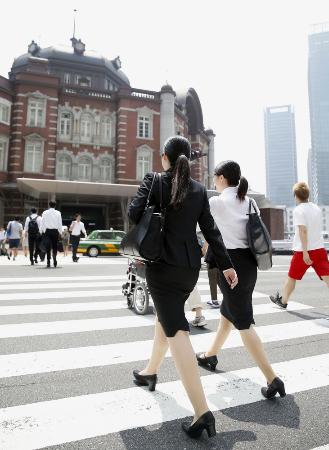 中小企業は採用苦戦 大卒内定率66・5% 2015年11月21日