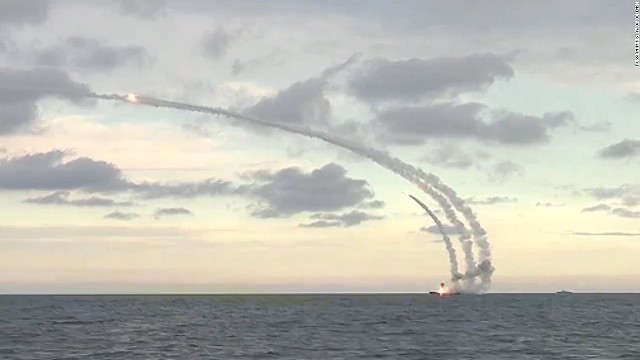 ロシア国防省、ISIS狙う巡航ミサイル発射のビデオ公表
