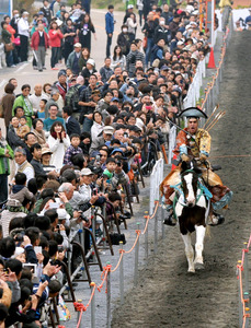 馬上の妙技に歓声 三重・多度大社で流鏑馬祭