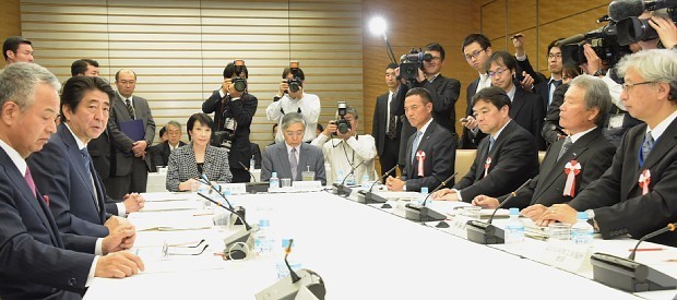 諮問会議:首相、最低賃金1000円指示 年3%増めど