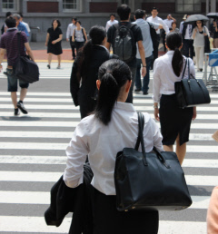 １５年後の就業者数７９０万人減 少子高齢化が影響、厚労省推計