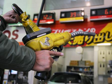 ガソリン価格、５年８カ月ぶりの安値 全国平均１３０円３０銭