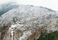 冬の色一気に、金剛山初冠雪…昨年より５日早く 2015年11月27日