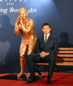東京)五郎丸ポーズ、一緒にどう? 丸の内ベンチアート