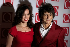 ストーンズのR・ウッドさん、68歳で双子のパパに