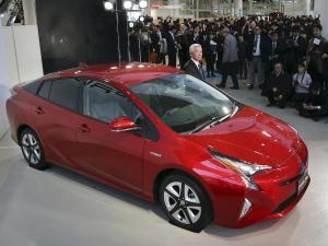 新プリウス発売 予約6万台、5カ月待ち