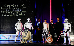 R2―D2登場に歓声 スター・ウォーズ、監督ら来日