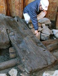 大型構造船の部材発掘 厚さ１１センチ