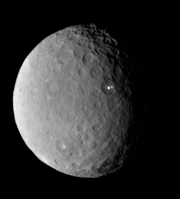 準惑星ケレス 神秘的な発光スポットの正体 NASAの推理は？