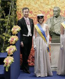 梶田・大村氏「チームの代表として受賞」 ノーベル賞授賞式