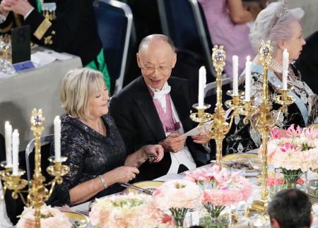 “ノーベル晩餐会”大村さん、梶田さんメダル受賞