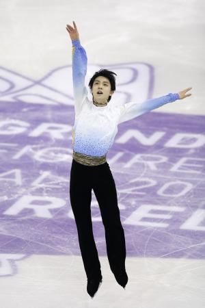 羽生SP首位、歴代最高点を更新 フィギュアGPファイナル