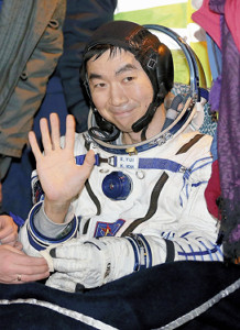 油井亀美也さん、無事帰還…「重力感じますよ」