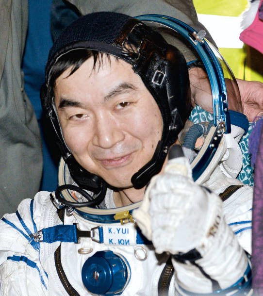 冷たい風が心地いい…久々の地球に油井さん笑顔 2015年12月12日 08時04分