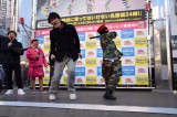 ココリコ、新宿で“公開”罰ゲーム 田中はケツバットで苦悶の表情