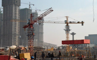 世界経済、中国の大幅減速がリスク 内閣府分析