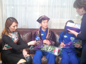 「油井さん、おかえりなさい」 “信州の星”無事帰還に歓喜