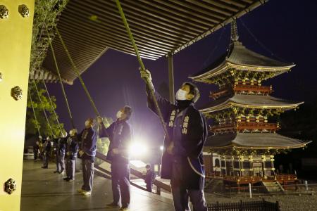 成田山新勝寺で恒例の「すす払い」
