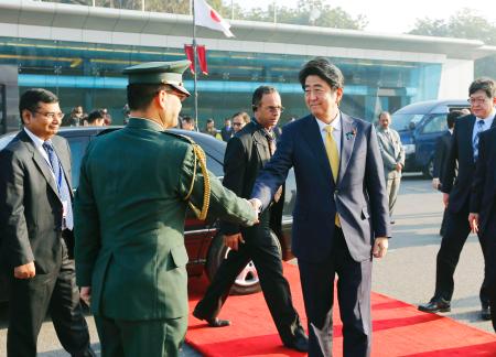 インド訪問の日程を終え、空港で見送りを受ける安倍首相＝１３日、ニューデリー（共同）