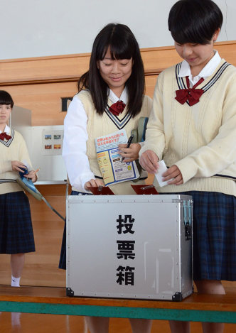 政治学ぶ 未来のため…１８歳選挙権へ出前講座 2015年12月13日