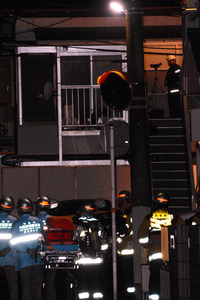 警官の盾に刃物刺した疑い、立てこもりの男逮捕 神奈川