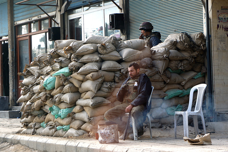 シリア首都ダマスカス近郊で空爆、学校にも着弾 子ども１０人含む４５人死亡