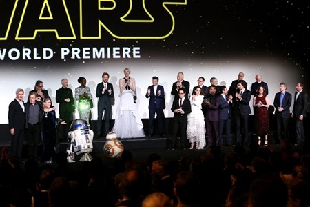 『スター・ウォーズ』ワールドプレミアで新旧キャスト集結! 6000人が熱狂