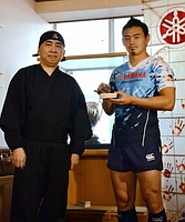 五郎丸選手に「Ninja」授与=W杯活躍たたえ-日本忍者協議会