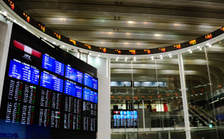 日本株3日ぶり急反発、原油続伸し市場安定化を期待-1万9000円戻す