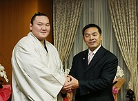 白鵬、馳文科相を表敬