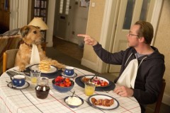 サイモン・ペッグ、しゃべる愛犬にタジタジの映像が公開!