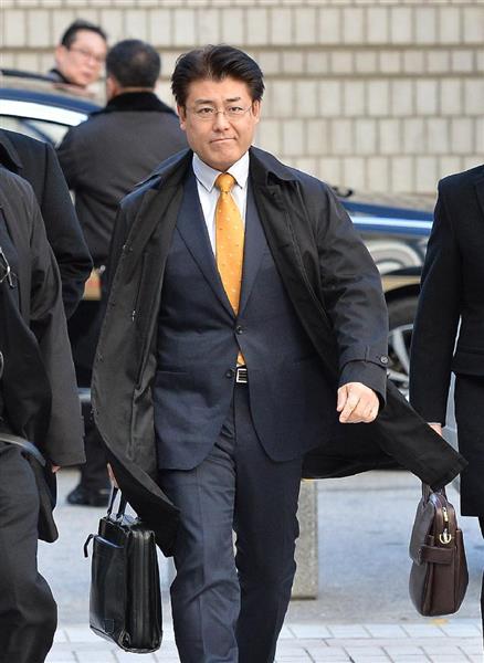 【本紙前ソウル支局長判決】加藤前支局長が緊張した表情で入廷 警察官十数人が警護、入り口にメディア約５０人