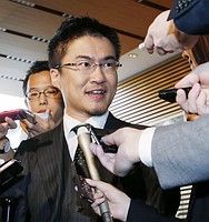 乙武氏、菅官房長官と面会