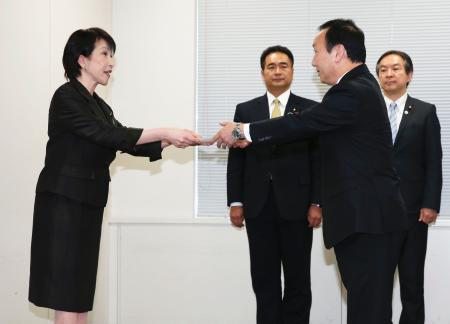 ソフトバンク、月5000円以下プラン 総務相の携帯値下げ要請で