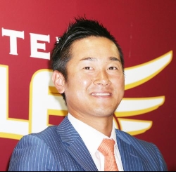 楽天銀次、次男桃次郎誕生にあやかりタカ退治だ！