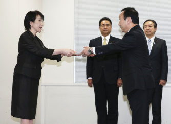 ソフトバンクなど、低価格プラン導入検討 総務相が要請