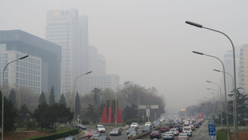 北京、最悪汚染で厳しい車両規制 ２回目の赤色警報