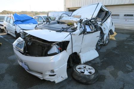 少年5人が乗った車、アパートに衝突…2人死亡 2015年12月19日 11時12分