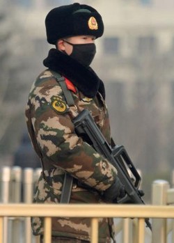 厳しい車両規制始まる 「赤色」警報で北京