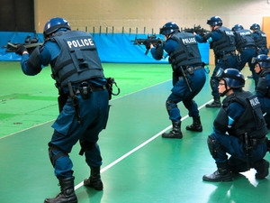 大都市がある都道府県警に自動小銃配備へ テロ対策