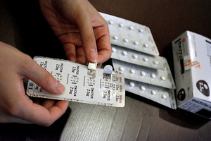 子供の薬誤飲防止、開けにくい包装に 消費者事故調が提言