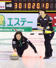 カーリング女子、北海道銀行が4強へ 軽井沢国際選手権