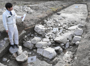 石垣に石段 本丸直結の船着き場か 高島 ／滋賀
