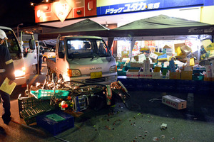 野菜直売所に軽トラック突っ込む…9人負傷 2015年12月20日 20時58分