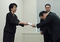 携帯３社、前向き対応＝高市総務相、料金引き下げを要請