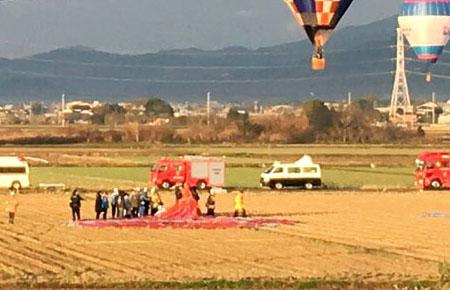 熱気球同士が衝突 約100メートルから墜落し2人骨折