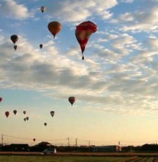 熱気球墜落2人重傷、高度100メートルで接触 2015年12月21日