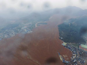 積み上がった建設残土、不安定になり崩落か 2015年12月21日 13時18分