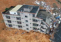 中国・深圳の土砂崩れ、残土の山積み原因か 100メートル近い高さ