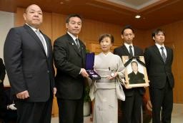 故北の湖前理事長に勲章 夫人ら遺族が受け取る